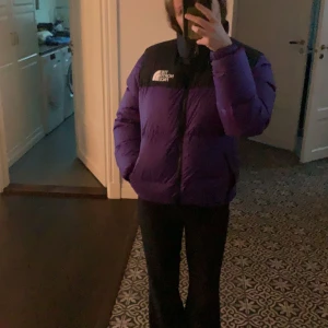 Lila northface jacka  - Superfin north face jacka, strlk XL i barnstorlek vilket motsvarar storlek S skulle jag säga! Passar mig som brukar ha S! Bra skick 💜 men kommer inte till användning! 