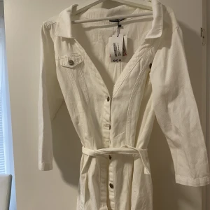 Klänning - En denim klänning som aldrig är använd och prislappen finns kvar. Storlek 42. Köparen står för frakt! 