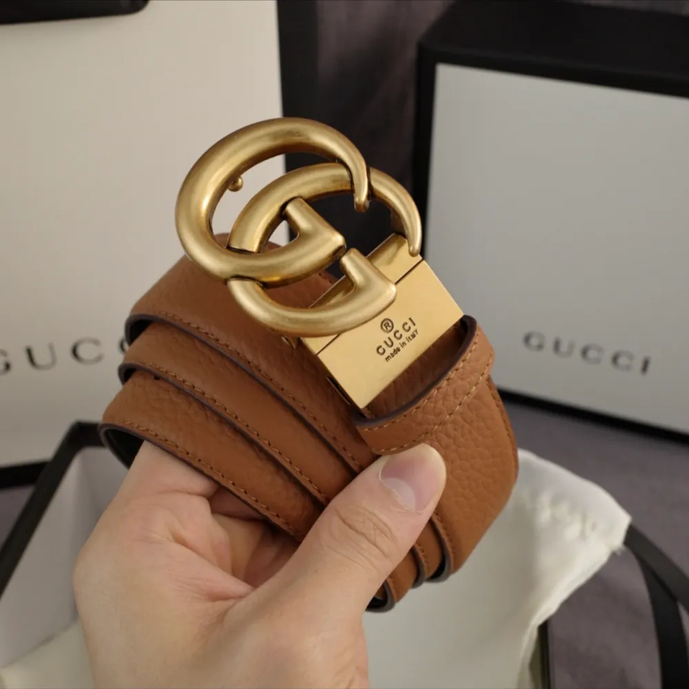 Helt ny & oanvänd Gucci bälte, Originallåda och kvitto medföljer.  Storlek: Längd: 95 Bredd: 38. Övrigt.