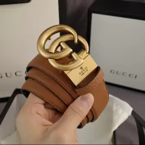 Helt ny & oanvänd Gucci bälte, Originallåda och kvitto medföljer.  Storlek: Längd: 95 Bredd: 38