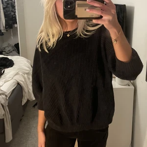 Stickad tshirt - Tröja från Cos, bra skick. Den är typ som stickad💕💕