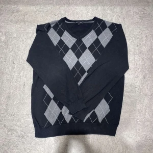 Vintage svart rutig tröja - En vintage svart tröja perfekt till våren👍använd gärna köp  nu och kolla in min profil👌 pris kan alltid diskuteras😊 tveka inte att skriva om du har några frågor