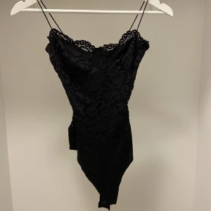 Svart spets body - I storlek xs, säljs pga inte kommit till användning