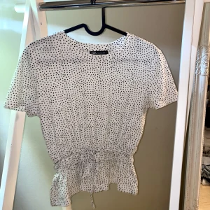 Prickig zara topp - Oanvänd topp från zara!