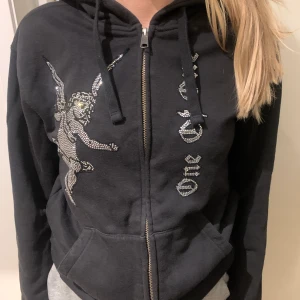One of one hoodie - Säljer min supersnygga hoodie från One of One! Alla Rhinstonrs är kvar vad jag ser, bra skick! Nypris: 1500kr