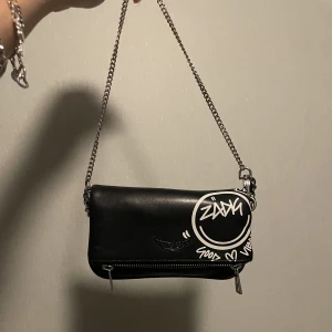 Zadig väska svart - Svin cool Zadig väska i den lilla storleken. Sälja pga att den inte har kommit till användning på ett tag. Osäker på om den fortfarande säljs eftersom det var ett tag sen den köptes. 