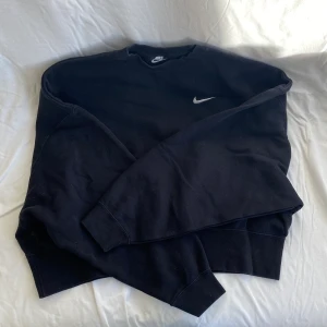Nike sweatshirt  - Nike tröja från JD Sports, nypris 50€ exkl frakt. Så fin men säljer pga har flera liknande. Står storlek XS men den är oversized. Köps via Swish (frakt 54 kr) eller köp nu 
