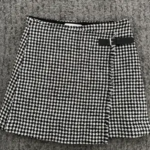 Zara mini skirt, never worn, size is kids 164
