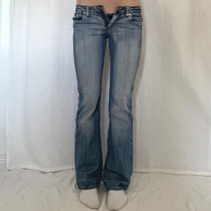 Lågmidjade jeans - !Använd köp nu! Midja:74 innerben:82 jag är 169 och w28 som referens🫶(Saknar knapp)