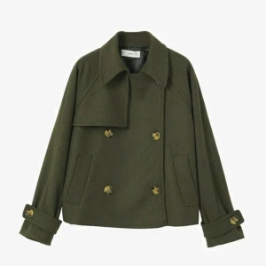 Kort kappa  - Säljer denna jacka från mango, den är använd några gånger över en vinter men inte mycket använd. Säljer pga att jag inte använder den. Skriv om ni vill ha fler bilder och så⭐️⭐️