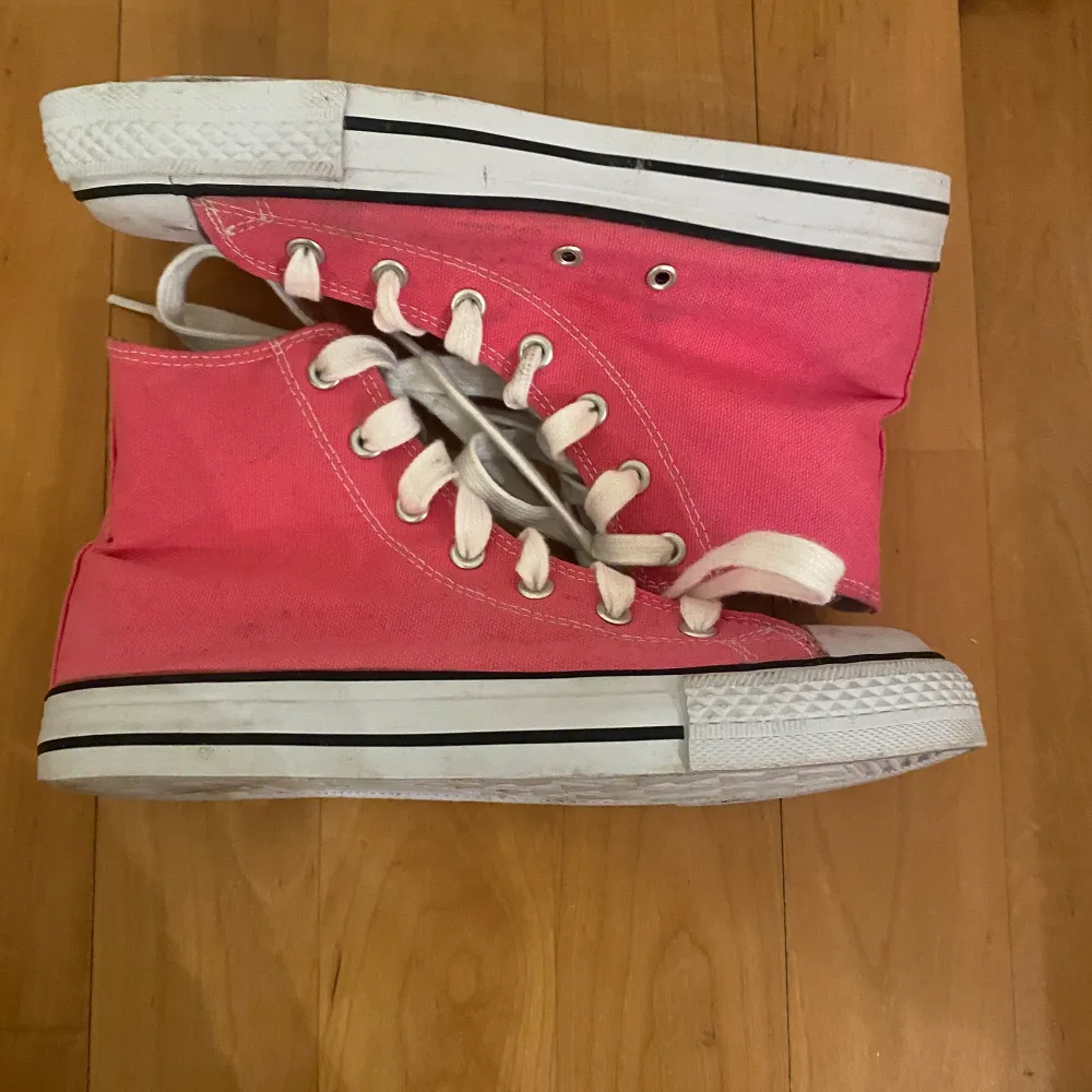 Ett par jätte snygga liknande Converse skor!❤️ Köpte dem på sellpy för 220kr! De är inte använda mycket alls! Säljer för 80 + 59kr för frakt💗 Skorna är i storlek 36!. Skor.