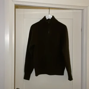 Uniqlo half zip - Uniqlo half zip tröja i bra skick. Tröjan är i storlek xs. Nypris 499kr