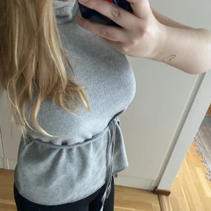 Stickad topp!!💗 - Jätte fin topp ifrån zara med snörning!!  Hög krage vilket är såå fint!!💗💗