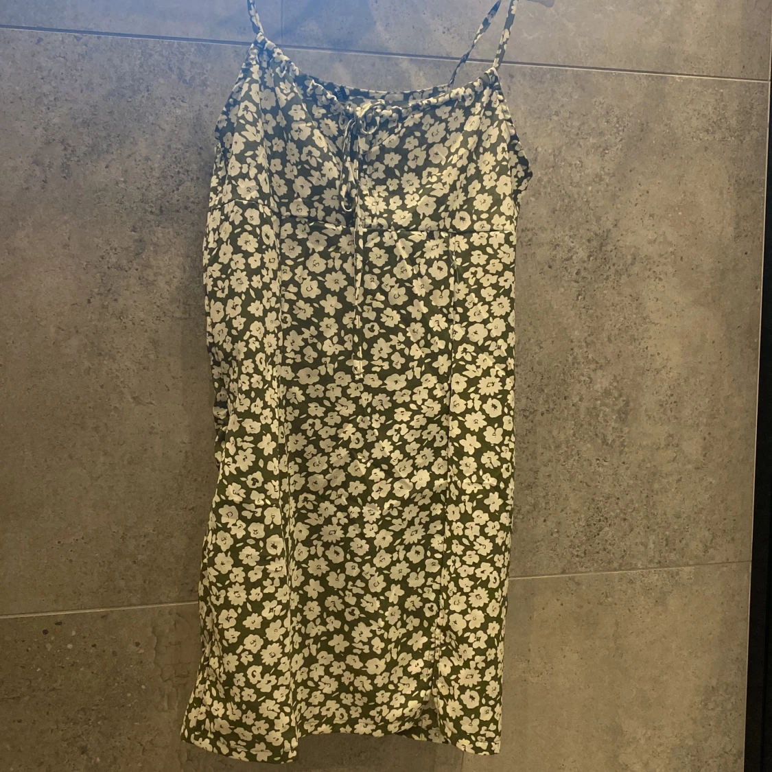 Blommig kort klänning