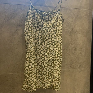 Blommig kort klänning - Sotrlek M