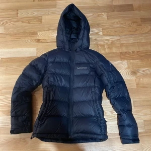 Peak performance jacka - Säljer min peak performance jacka i storlek S. Nypris 4000kr säljer den för 2000.