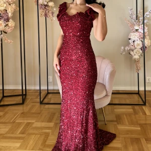 Balklänning mermaid  - Använd en kväll, jag är en 36a i midjan och 38/40 i höfterna - sitter som en smäck, glittrar så fint! Är 163cm och den når precis till golvet med låg klack, har släp bakom. Den går även att ha offshoulder genom att dra ner ärmarna.