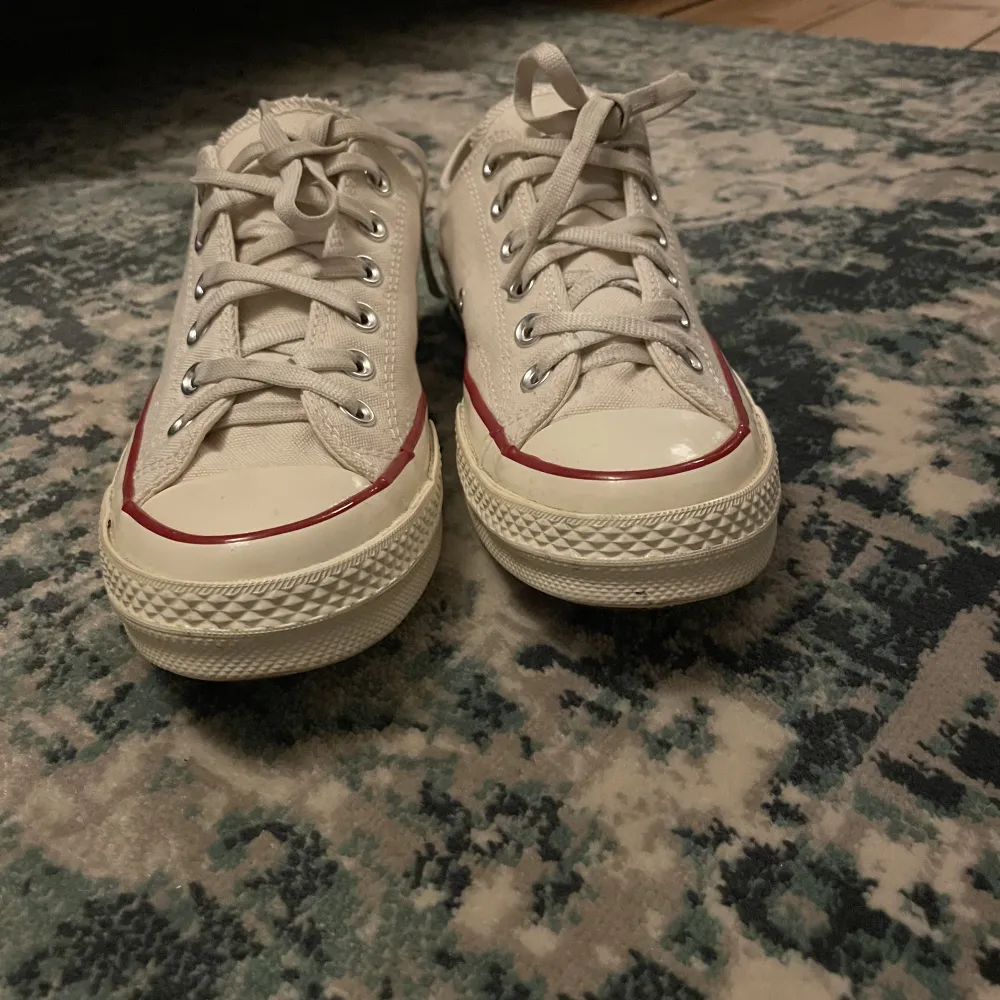 Helt nya Converse i en beige/ vit färg. Säljer då dom inte är i min storlek. Skor.