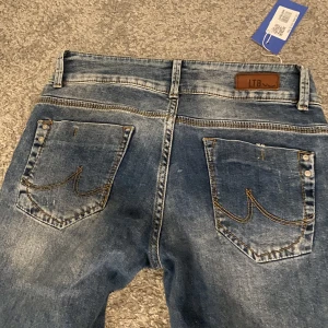 LTB jeans - Super söta lågmidjade jeans med två knappar och dragkedja. Lite för låga i midjan för min smak och därför säljer jag! Köpte från Sellpy, aldrig använda och lappen är kvar!🫶🏼 De sitter mer skinny❤️