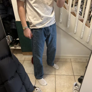 Vintage Levis jeans  - Riktigt feta levis straight/bootcut jeans. Jag är 182~  Pris går att diskutera🙂 dessa har snyggt färgstänk på sig. 