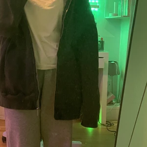 brandy melville ”christy” hoodie - säljer denna snygga hoodien från brandy, då den inte kommer till användning. tvättad få gånger, mycket bra skick 🌟