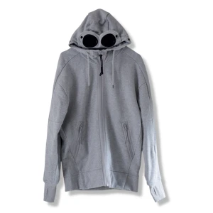 Cp Company Hoodie - Hejsan! Säljer denna cp company hoodien. Nypriset var nog runt 2500kr om jag minns rätt. Säljer nu för 900kr då jag inte använder den. Storlek M på den men passar också L!
