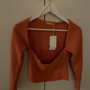 Stickad topp - Stickad topp cropped från stradivarius 