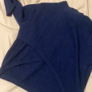 Tajt Mörkblå ribbad tröja med korsningar nere vid magen ! Extremt fin men tyvärr ingen användning av längre ! Köpare står för frakt! 