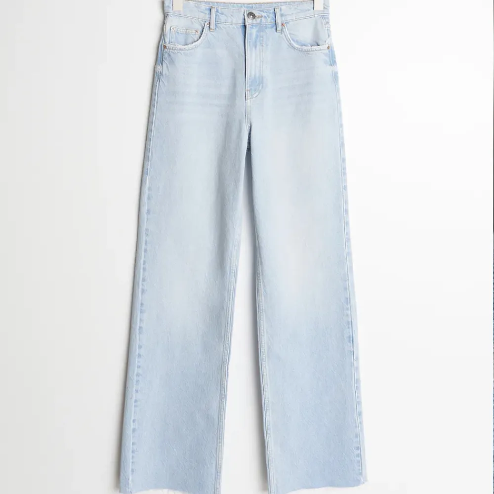Säljer dessa jeans som är i nyskick. De är nästintill oanvända och i mycket bra skick. Säljer pga att det är för stora för mig.  Obs! Frakten är inte bestämd än . Jeans & Byxor.