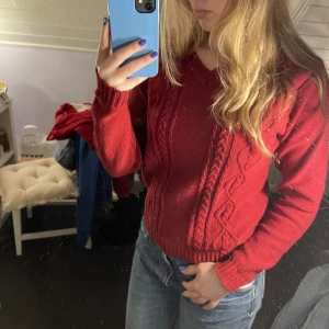 Mörkröd stickad - Super söt mörkröd stickad tröja med lite v ringning