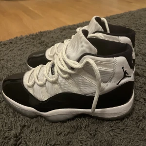 Jordan 11 concord (2018) - Köpta från sneakershyllan i gbg, går för 4500 på StockX nya, andvända cirka 7gånger, väldigt bra skick på skorna. (utan box) därför det låga priset men fortfarande super bra pris, och är självklart äkta.