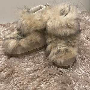 Jättesöta pälskor - Ett pa”moonboots” från zara fodrade och emd päls på utsidan. Passar mig som har 38 så dom är stora i storleken. Aldrig använda