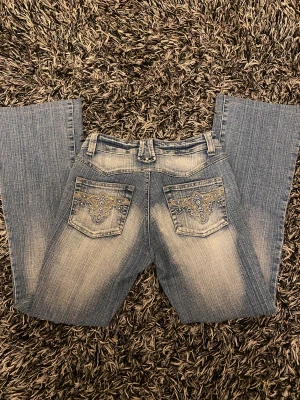 Low-waist jeans - Säljer dessa low-waist jeans då de blivit för korta för mig. Det är lite tecken på användning bland annat knappen som är lite lös, men annars väldigt bra skick! Kontakta om man har frågor!