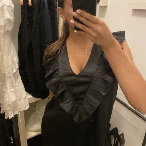 Svart topp - Så fin topp men volang!