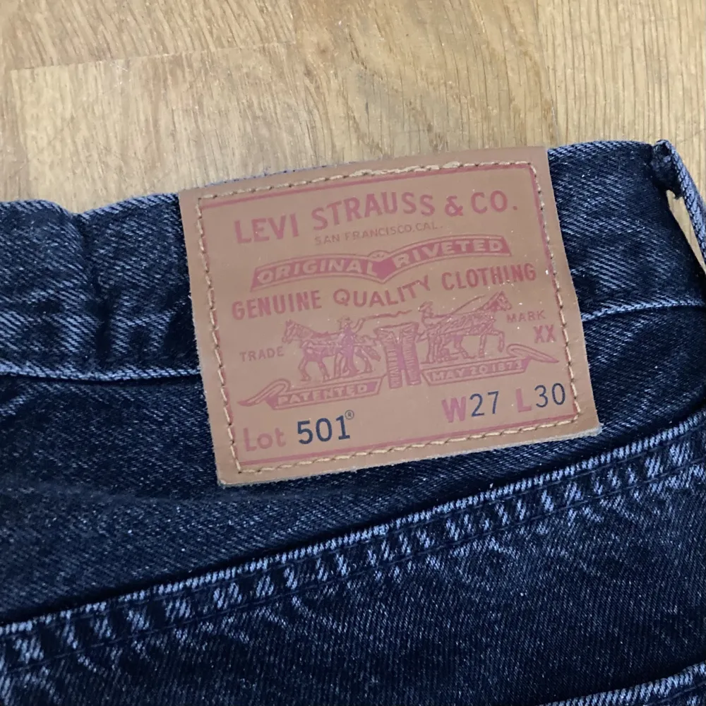 Nästan helt oanvända svarta Levis 501:or i storlek 27/30 Nypris ca 1000:- . Jeans & Byxor.