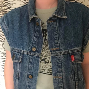 Jeansväst - Jeansväst med flannel innefoder, vintage i bra skick. Storlek: S men skulle uppskatta mer till M.   Pris: 300kr +frakt.
