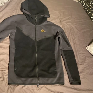 Grå svart Nike tech fleece  - Köpt från JD SPORTS för 1400 för en månad sen