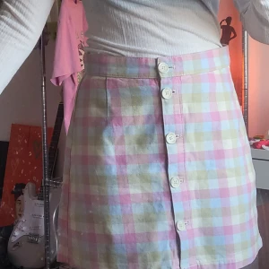 Rutig kjol - Rutig färgglad kjol ifrån Monki!🍭 (Färgen på kjolen är mest lik den sista bilden) Använd några gånger, annars fint skick!