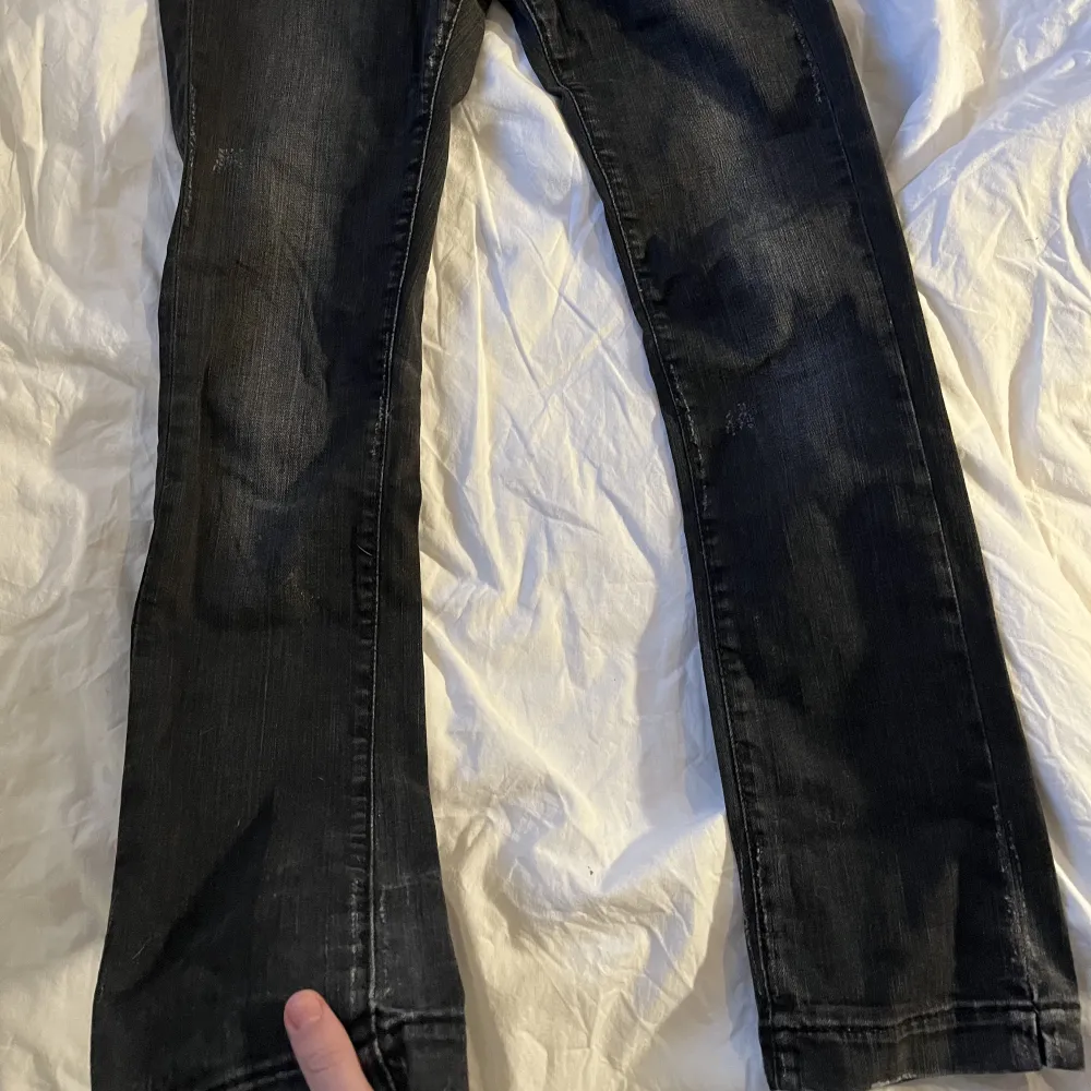 Säljer dessa superfina jeansen i bra skick då jag enbart använt de en gång. :)🫶🫶 Storleken ser ni på lappen i en av bilderna. Passar mig som har xs/32 i byxor.✨✨🪩. Jeans & Byxor.