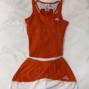 Adidas tennis set, tennis skirt and top  - Rött och vitt tennis set❤️ Adidas topp med inbyggd sport bh storlek EU 38  Adidas tenniskjol med inbyggda shorts storlek EU 34  