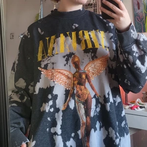 Nirvana tröja - Tröja med "blekt" mönster och nirvana tryck!⚡ Fint skick