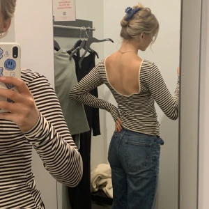 randig tröja - Superfin tröja med öppen rygg. Strl S men skulle nog passa XS också. Endast använd ett par gånger!