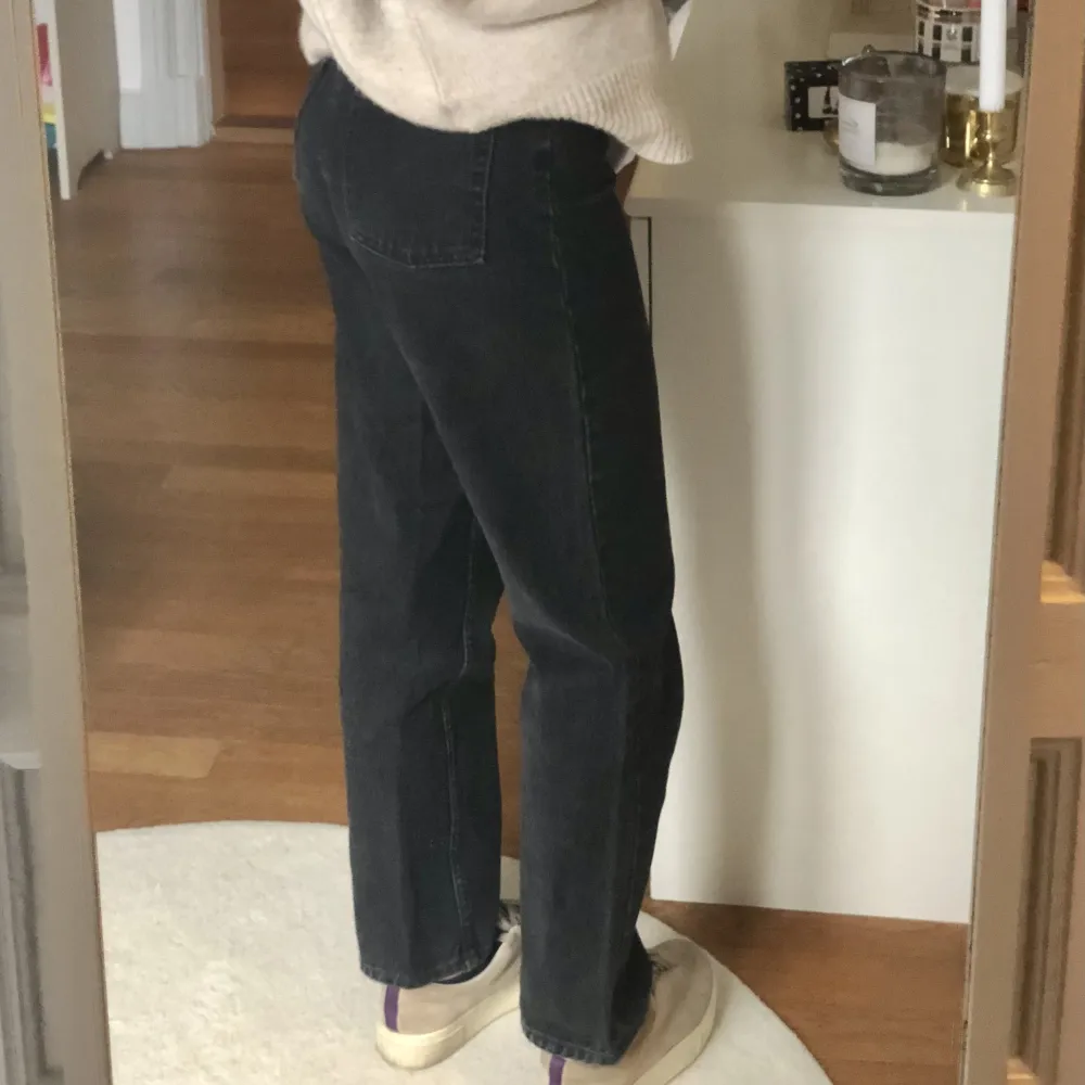 Säljer svarta jeans från Monki i modellen Taiki med raka ben och högre midja i stl 25. Köpte dem för 400kr 💕 SÄNKT PRIS TILL 100KR. Jeans & Byxor.