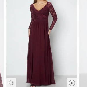 Balklänning  - Fin balklänning från bubbleroom. Använd 1 kväll på en bal. Inga hål eller fläckar. Köparen står för frakten. Ny pris 1200kr