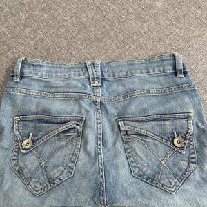 Super snygga lågmidjade jeans med bootcut, köpta här på Plick men passa inte💗midjemåttet är 84cm & Innebenslängden är 80cm💗