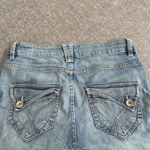 Lågmidjade jeans - Super snygga lågmidjade jeans med bootcut, köpta här på Plick men passa inte💗midjemåttet är 84cm & Innebenslängden är 80cm💗