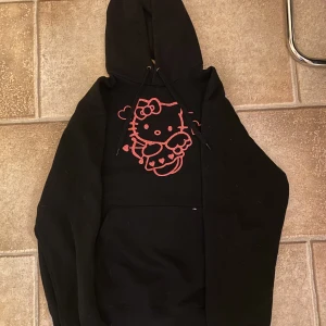 hello kitty hoodie - hello kitty hoodie köpt på depop 2020 och använd max 3 gånger hemma, fortfarande mjuk och i nyskick! såååå söt men kommer inte till användning, skriv privat om du har frågor!! 