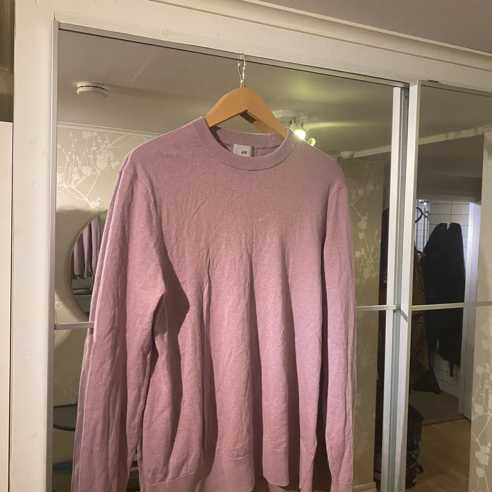 Oanvänd rosa/lila tröja i bra skick nypris 300kr. Tröjor & Koftor.