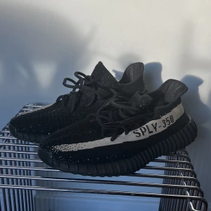 Yeezy 350 Oreo  - Storlek 40 2/3 Använda men i fint skick, inget kvitto eller box därav lågt pris. Denna storlek går just nu för 330$ på Stock X