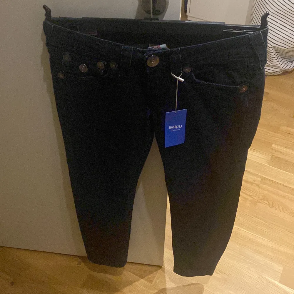 Jättefina true religion jeans, beställda från Sellpy. Säljer pg av att de tyvärr var för små. Det var dessutom lite korta för mig som är 163! Pris kan diskuteras.. Jeans & Byxor.